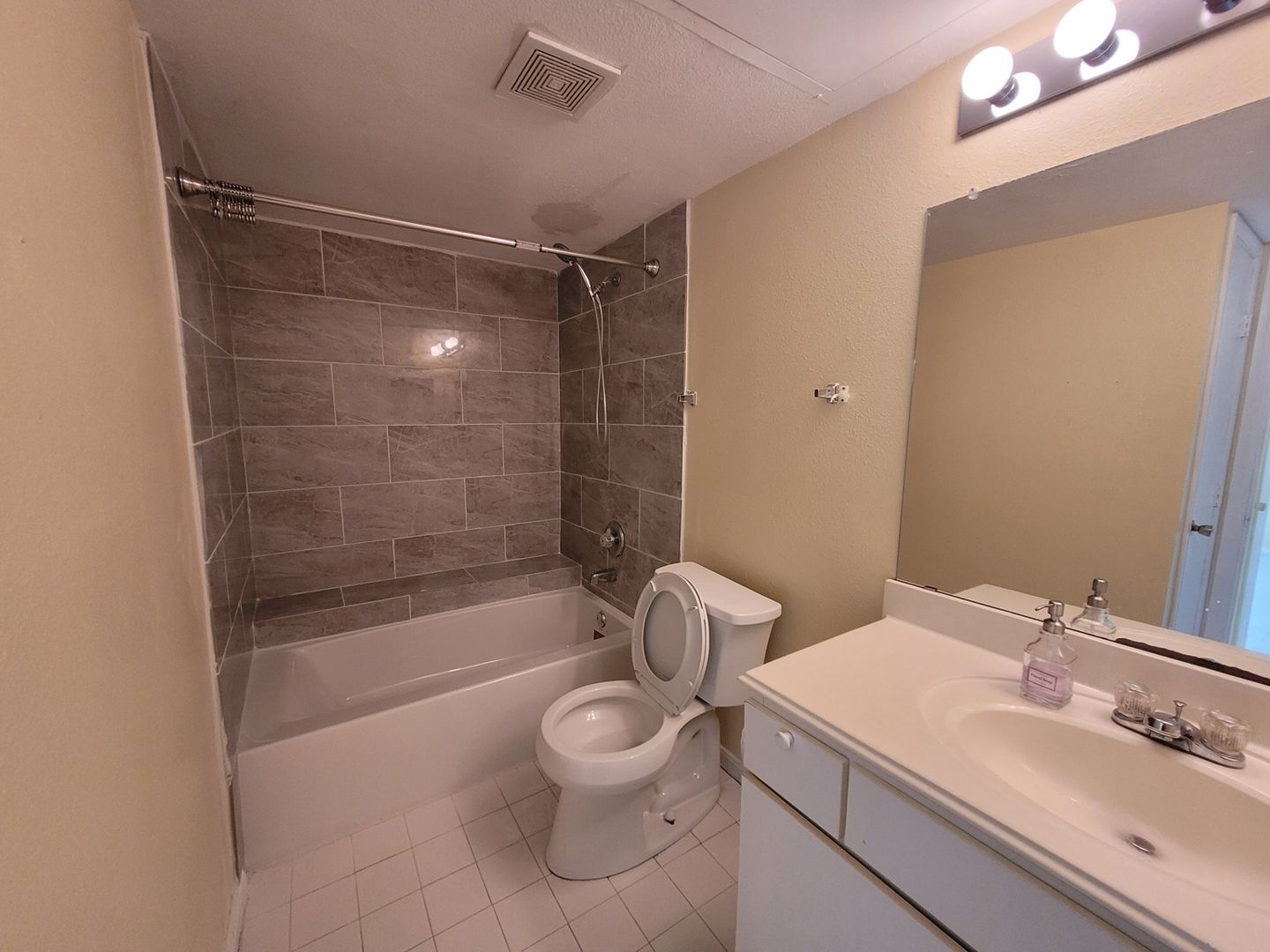 Building Photo - 2824 S Bartell Dr