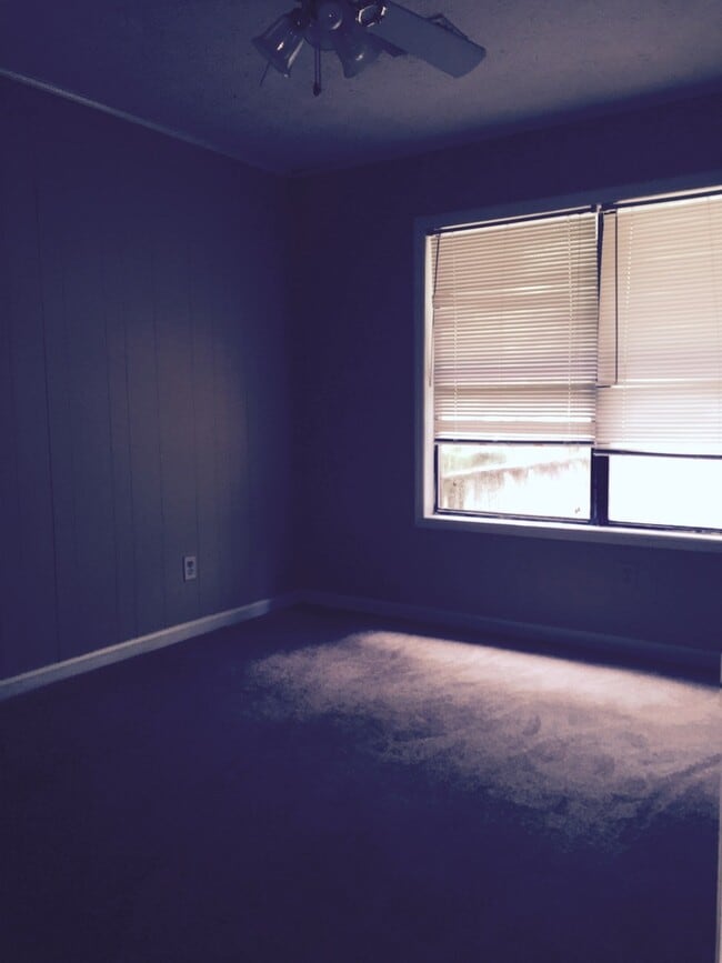 Building Photo - Duplex on East University Drive!