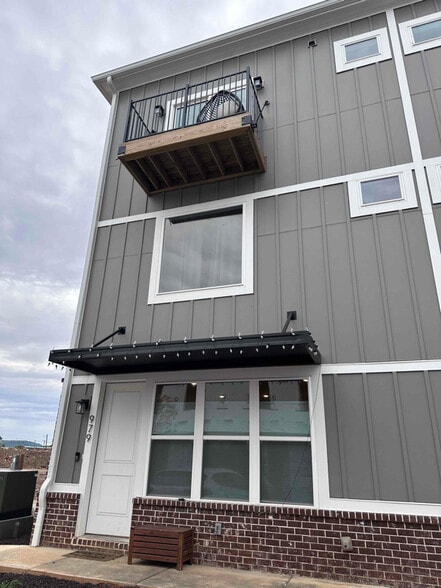 Building Photo - 979 Montague Pl