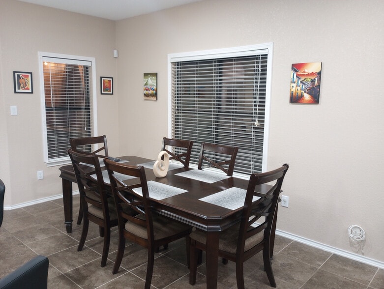 Building Photo - Room in House on Arabian King