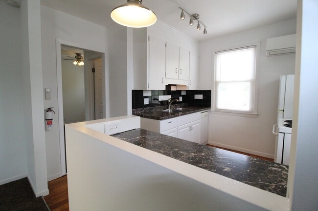 Building Photo - February FREE On This One Bedroom One Bath Apartment Near KU Med