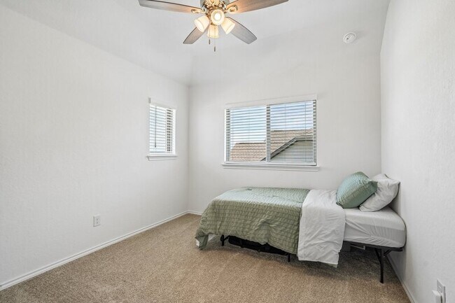 Building Photo - 5050 Park Cpe