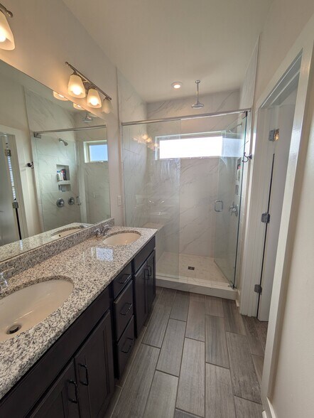 Primary bath - 15037 New Amsterdam Ln