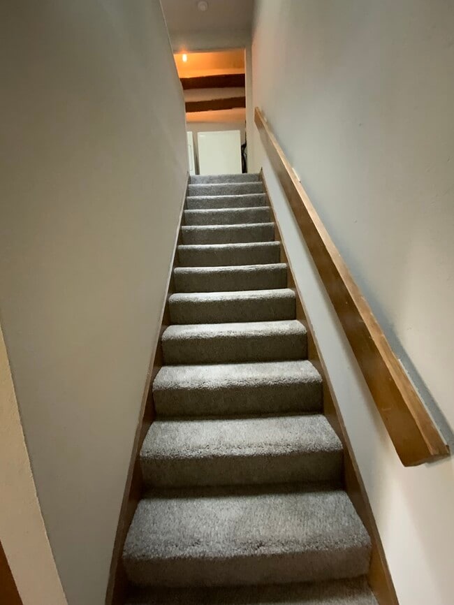 Building Photo - N Tacoma Town home 2bdr 1.5 bath 2 car car...