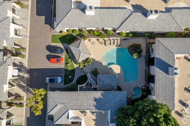 Pool - Camelback Fountains Condominiums