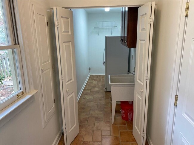 Building Photo - 7155 Roswell Rd