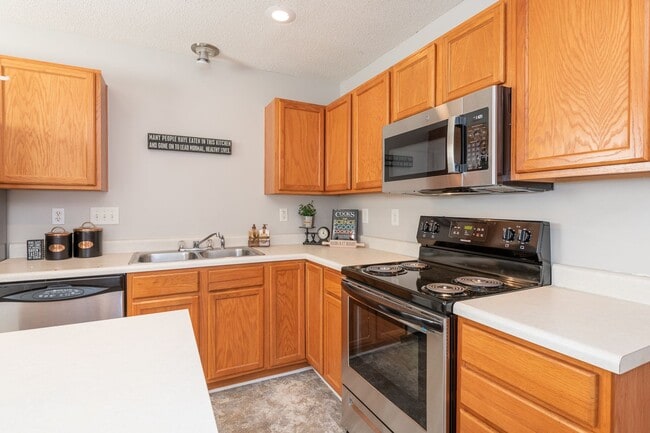 Building Photo - Super Townhouse with 2 MASTER BEDROOMS!