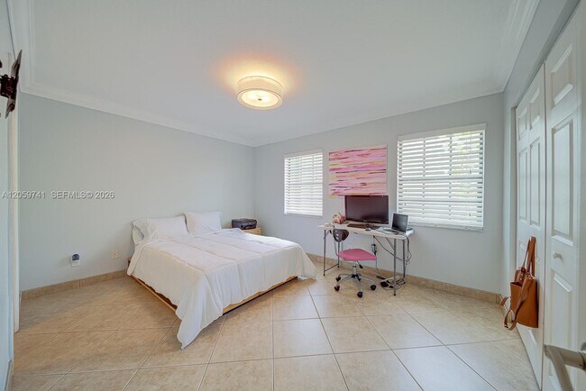 Building Photo - 5555 Ludlam Rd