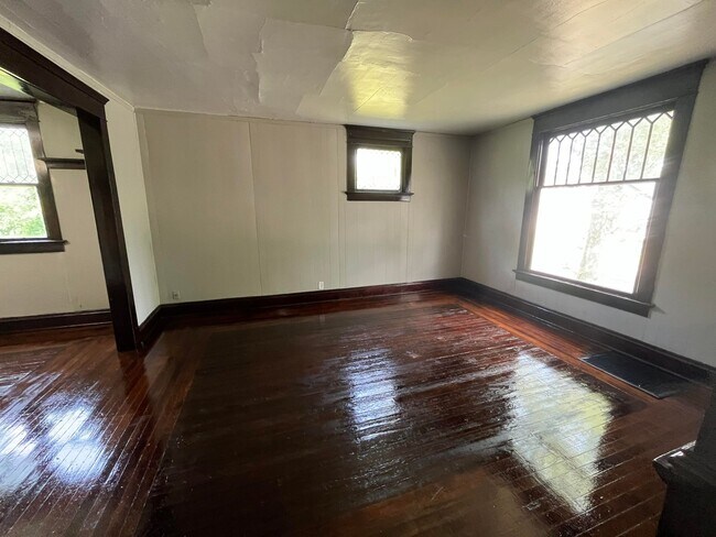 Building Photo - 246 E Dewald St