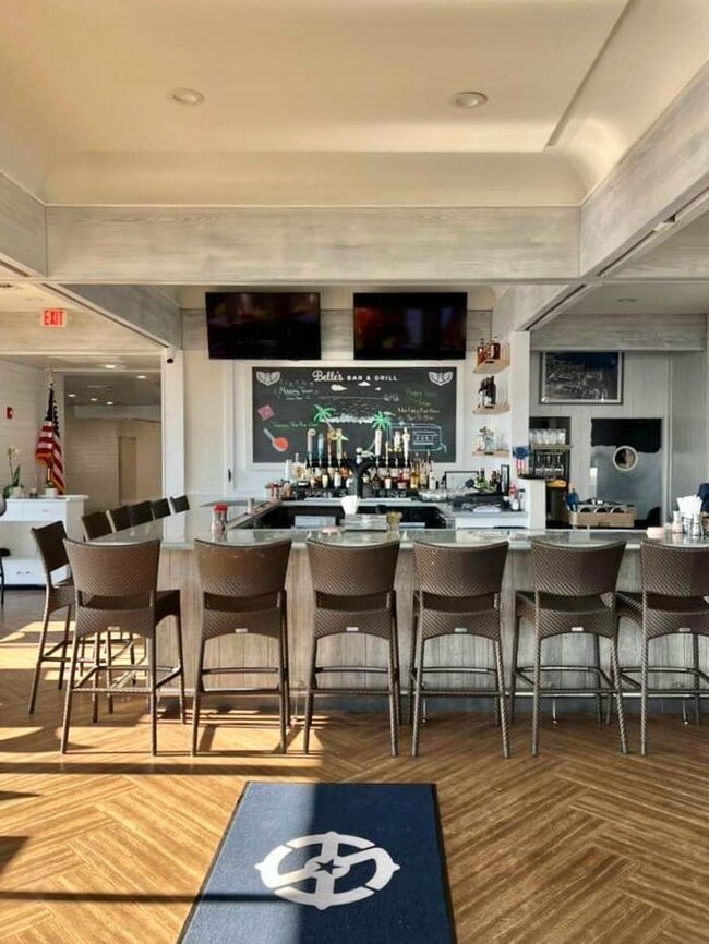 Building Photo - 132 Lakeshore Dr