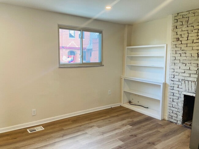 Building Photo - Recently Renovated Micro One Bedroom Apartment! May 1 move in!