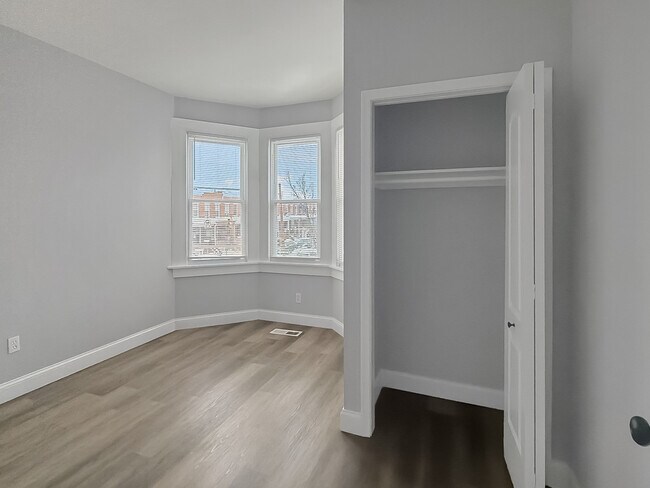 Building Photo - 733 N Linwood Ave