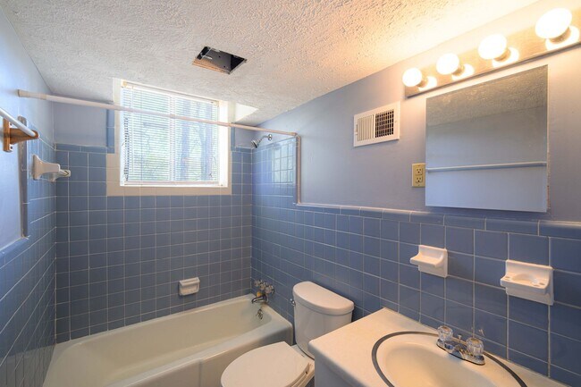 Building Photo - Updated 5BR Home in Morrow with New Carpet and Spacious Yard