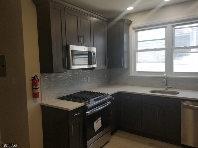 Primary Photo - 704-706 N 6th St