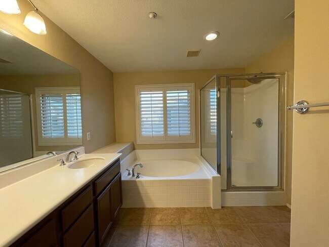 Building Photo - 3 bedroom, 2.5 bath Home located in the Gated College Lane Community in Redlands, CA