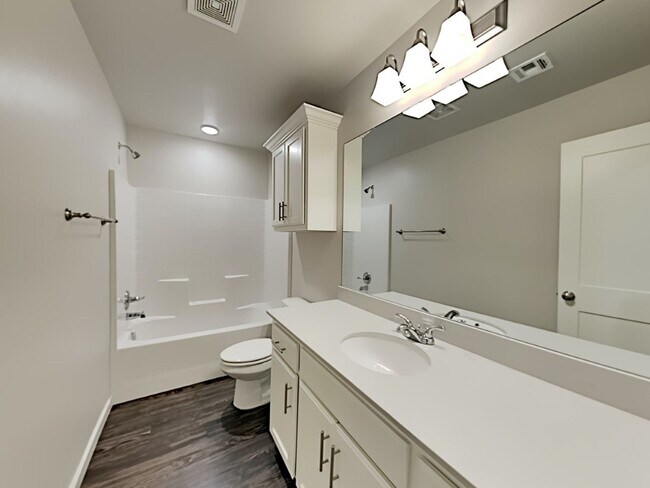 Building Photo - 2 Bedroom 2 Bathroom 2 Car Garage Duplex Close to Broadway Extension and 8 Minutes from Downtown OKC