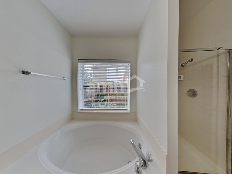 Building Photo - 2036 Pembroke Bay Dr