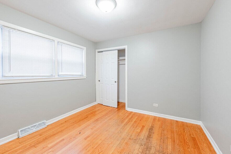 Building Photo - 7637 S Essex Ave