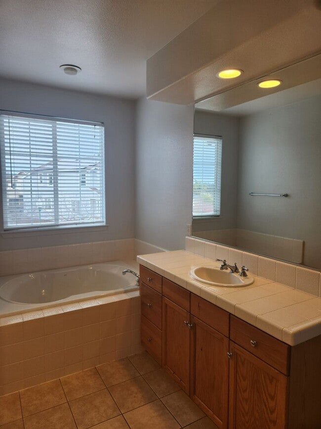 Building Photo - Great Santa Rosa Neighborhood 3 Bedroom, 2.5 Bathrooms