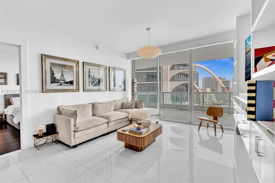 Building Photo - 900 Biscayne Blvd
