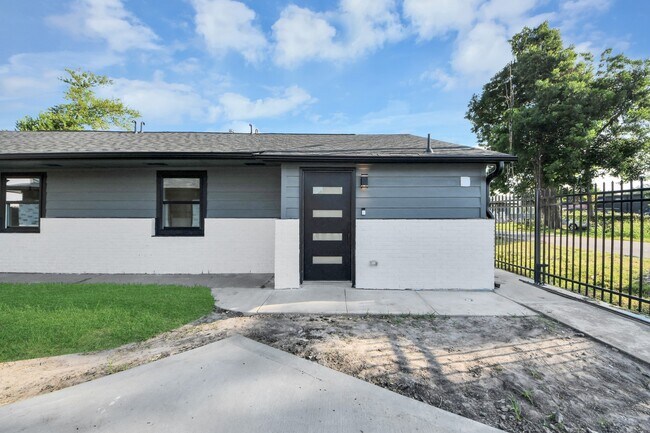 Building Photo - 6201 Batterson St