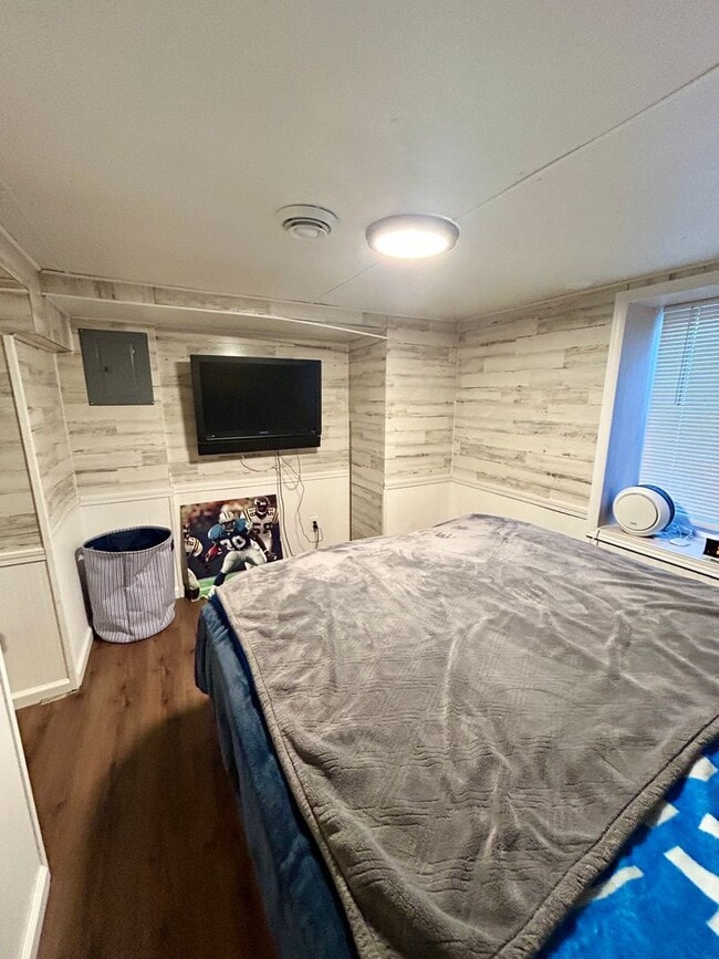 Building Photo - AVAILABLE JUNE - Updated 4 Bed 2 Bath