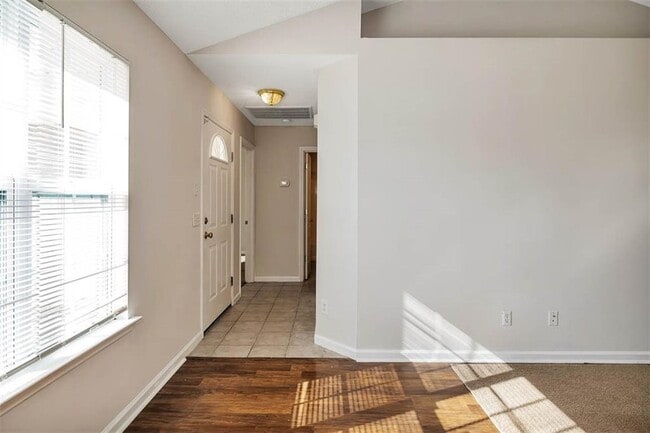 Building Photo - 202 Nell Leone Dr