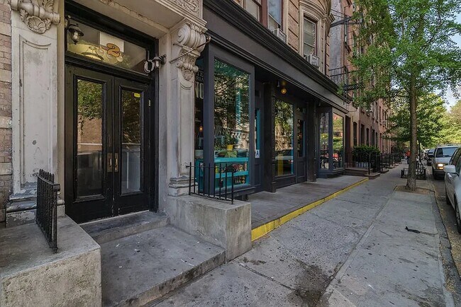 Building Photo - 2 Bank St