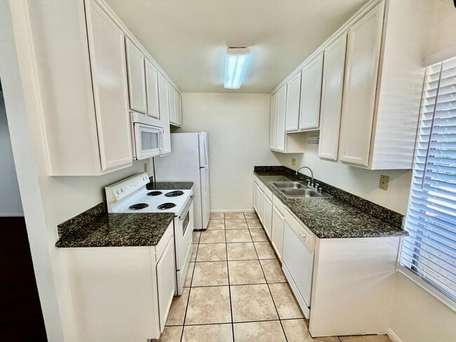 Building Photo - 471 Ballentyne St #49- Large upper 2 bed 2...