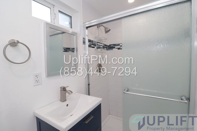 Building Photo - Modern Studio W/ patio