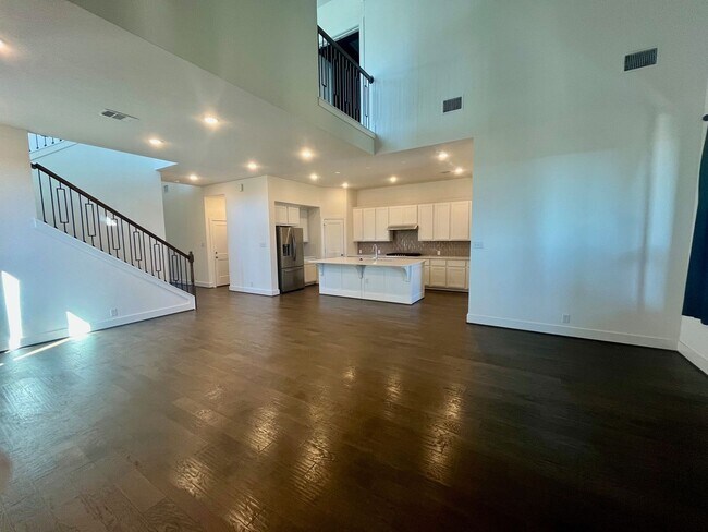 Building Photo - Spacious 4 Bedroom / 4 Full Bath Home w/ M...