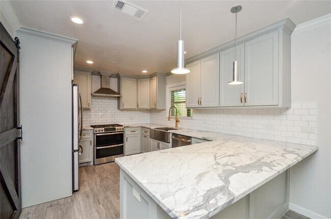 Building Photo - 6030 Woodbrook Ln