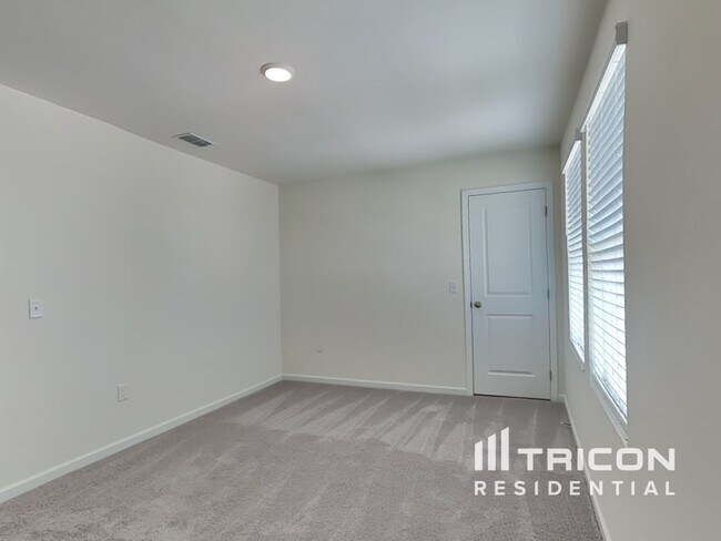 Building Photo - 1056 Large Poppy Dr