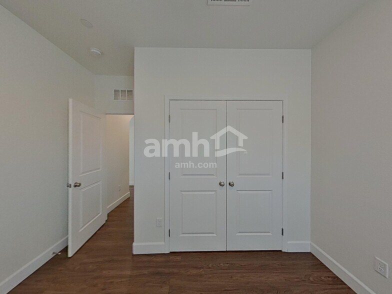 Building Photo - 696 N Water St