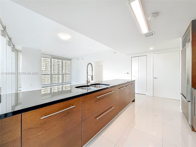 Building Photo - 475 Brickell Ave