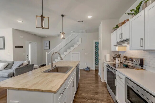 Building Photo - 3639 Hydes Ferry Rd