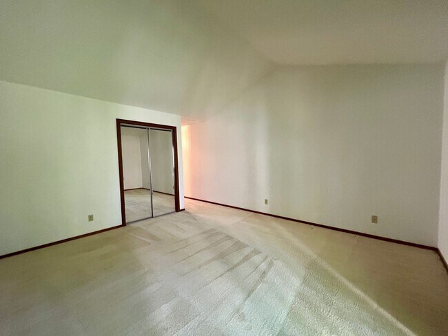 Building Photo - Spacious 2 Bedroom Condo Unit in North Sea...
