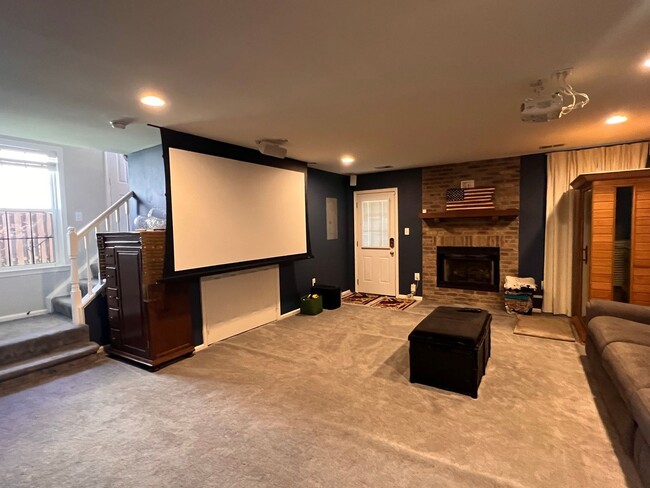 Building Photo - Heart's Desire End Unit Townhome 2700+ SqF...