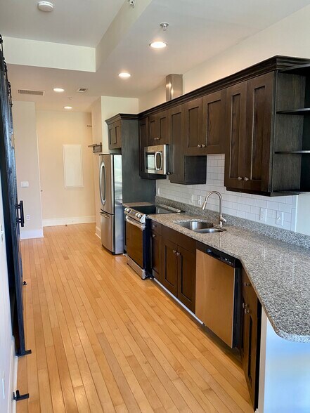 Building Photo - 400 W North St