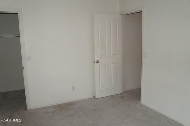 Building Photo - 2935 E Cherry Hills Dr