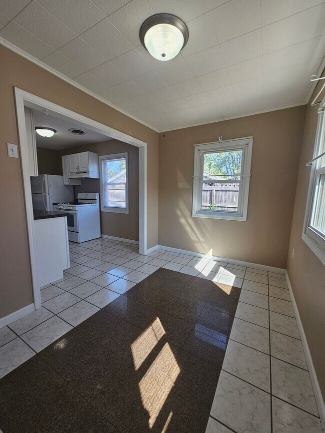 Building Photo - There is a $25 fee per application and eve...