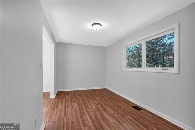 Building Photo - 2142 Cloverdale Dr SE