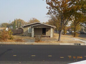 Building Photo - Charming Downtown House