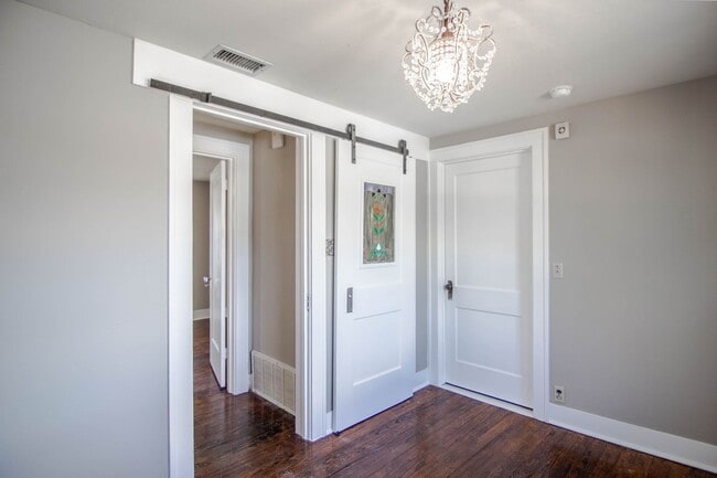 Building Photo - Beautiful 3-Bedroom Home with Natural Ligh...