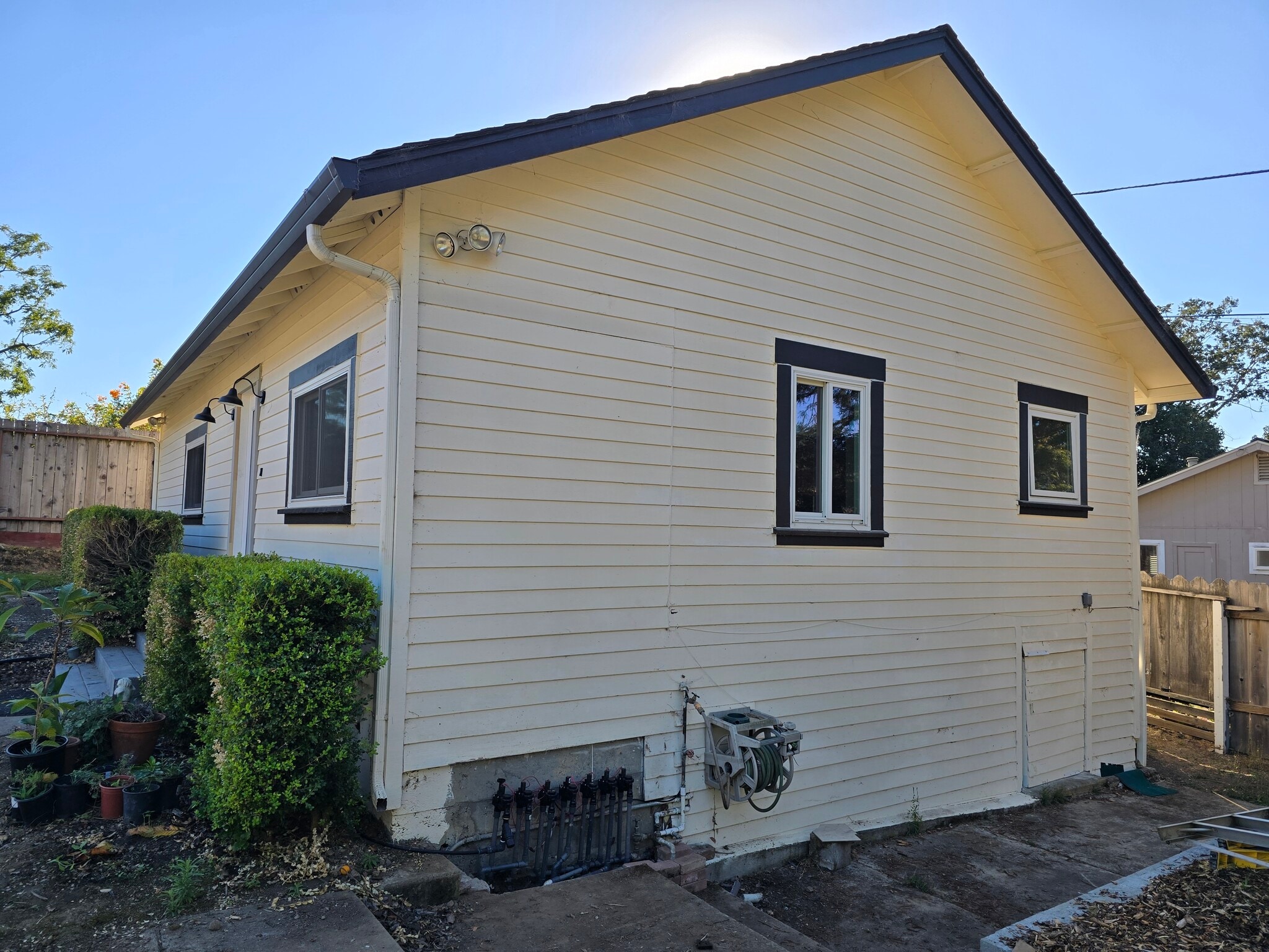 Building Photo - 667 Plum St