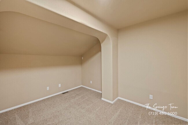 Building Photo - Spacious & Unique 3BD/2BA Townhome w/ Gara...