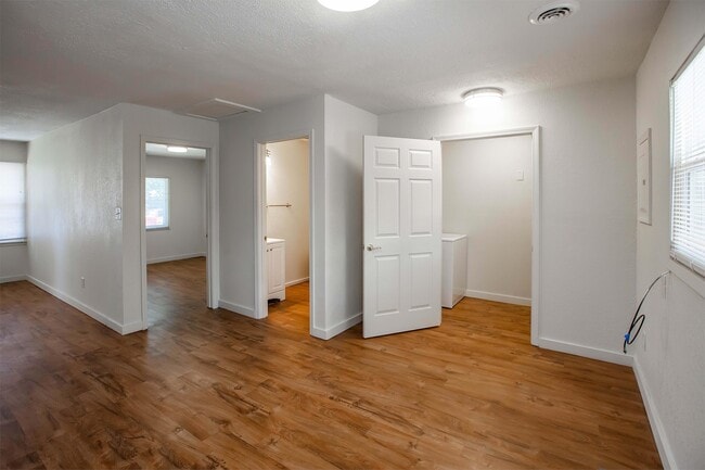 Building Photo - 1412 Hartford Rd