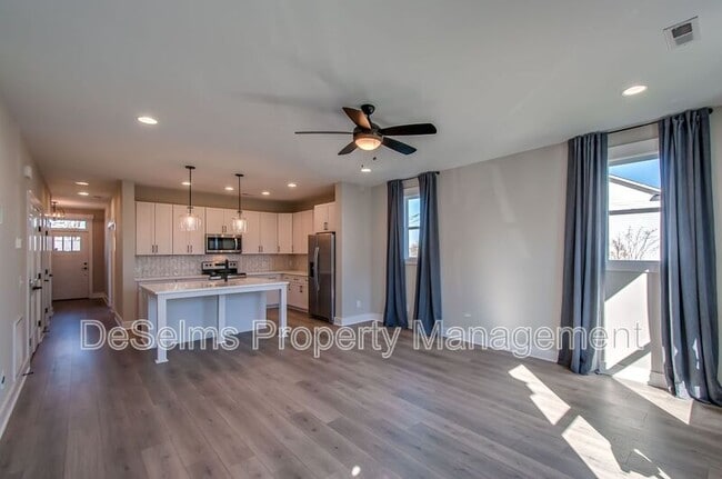 Building Photo - 2061 Oakwood Avenue