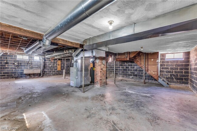 Building Photo - 494 E 222nd St