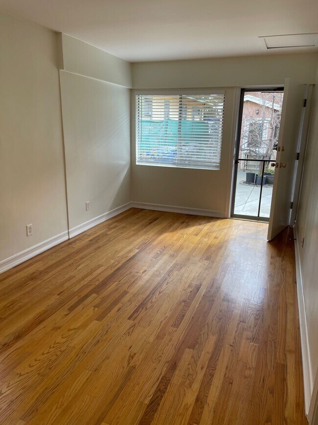 Building Photo - 1 Bed 1 Bath with In Unit Laundry and AC Available in PRIME Echo Park!